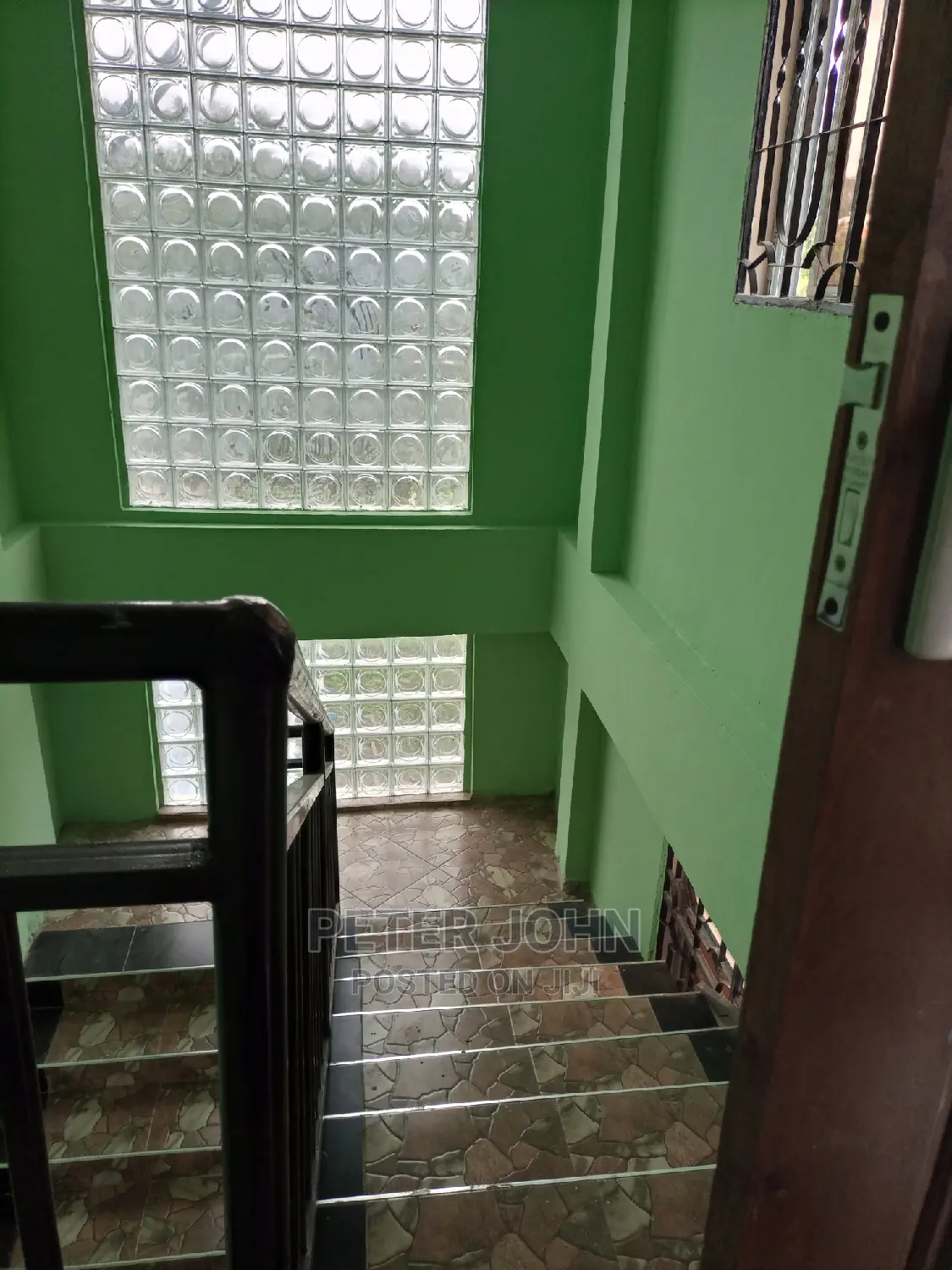 2bedrooms,Livingroom,Kitchen,Master Publi Toilet's