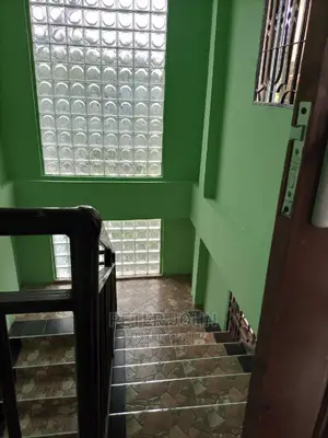 2bedrooms,Livingroom,Kitchen,Master Publi Toilet's