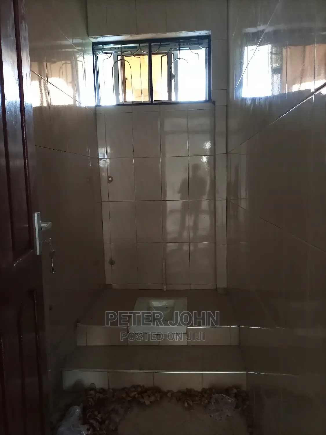 2bedrooms,Livingroom,Kitchen,Master Publi Toilet's