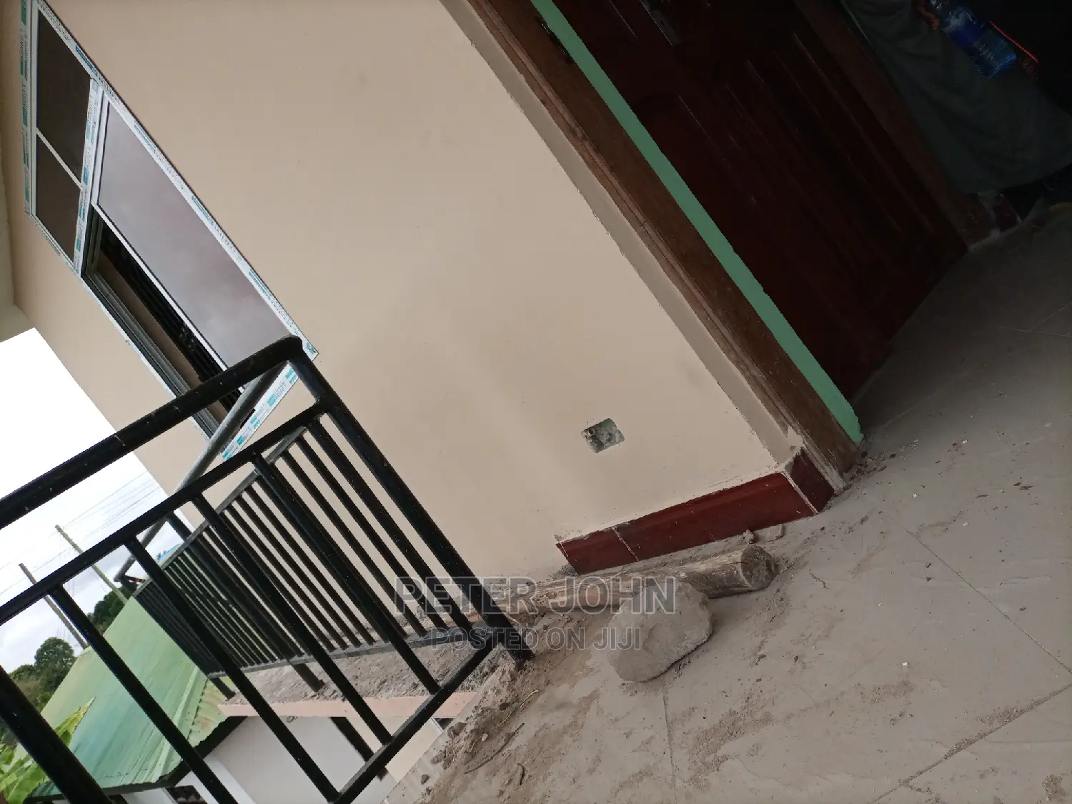 2bedrooms,Livingroom,Kitchen,Master Publi Toilet's