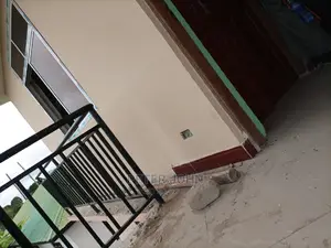 2bedrooms,Livingroom,Kitchen,Master Publi Toilet's