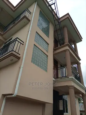 2bedrooms,Livingroom,Kitchen,Master Publi Toilet's