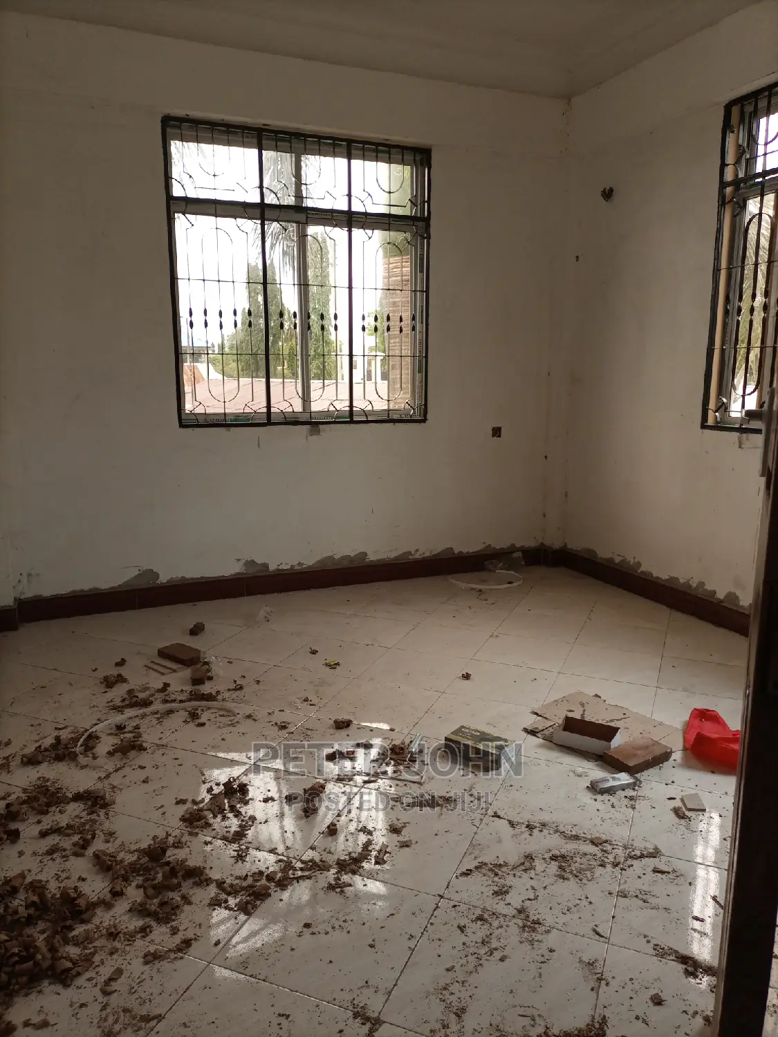 2bedrooms,Livingroom,Kitchen,Master Publi Toilet's