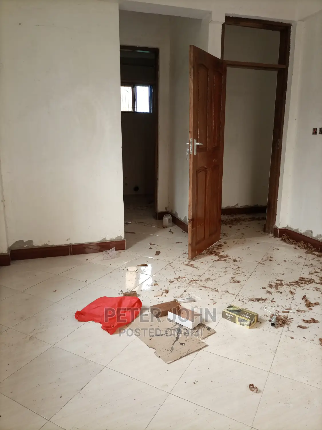 2bedrooms,Livingroom,Kitchen,Master Publi Toilet's