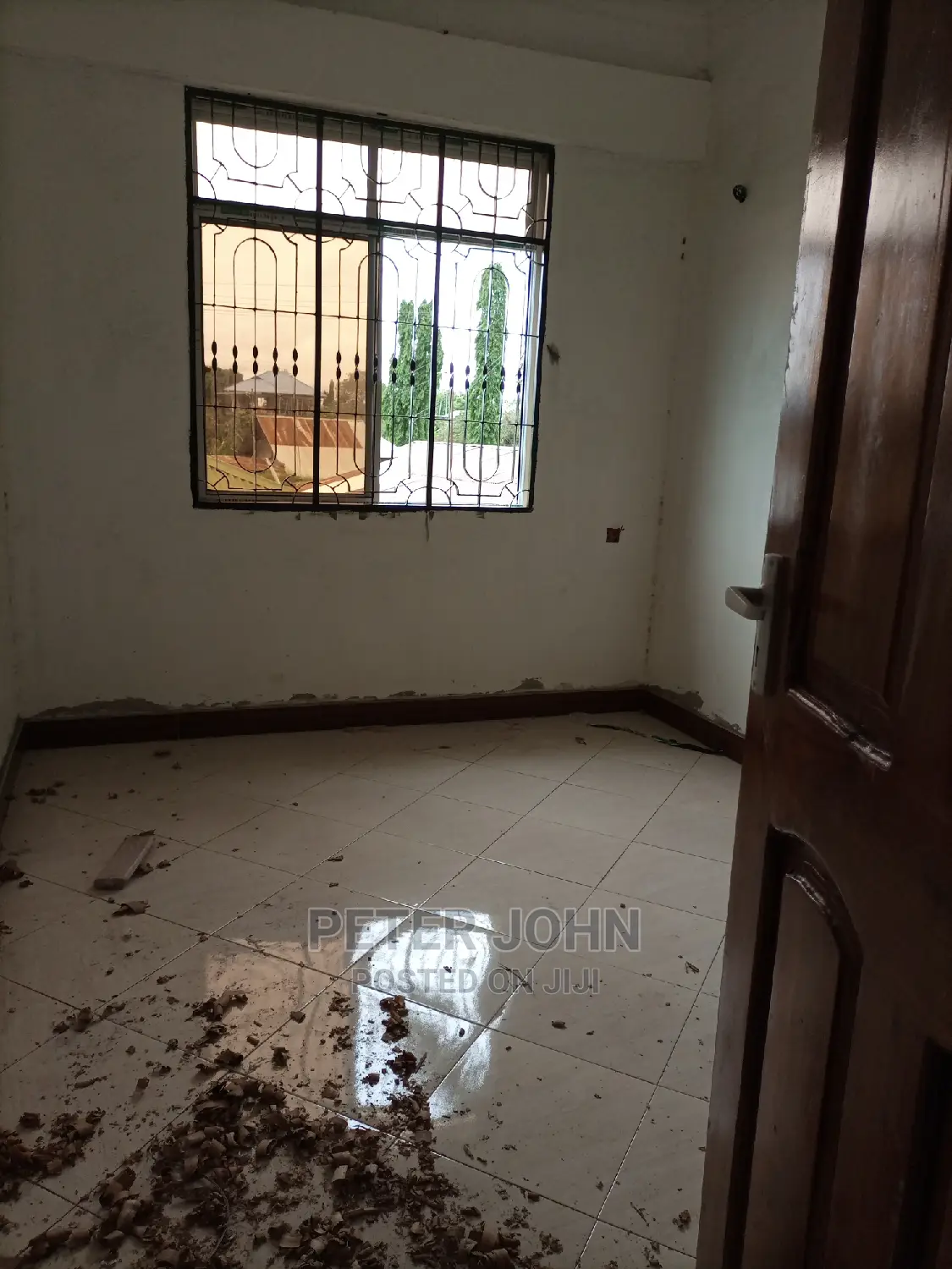 2bedrooms,Livingroom,Kitchen,Master Publi Toilet's