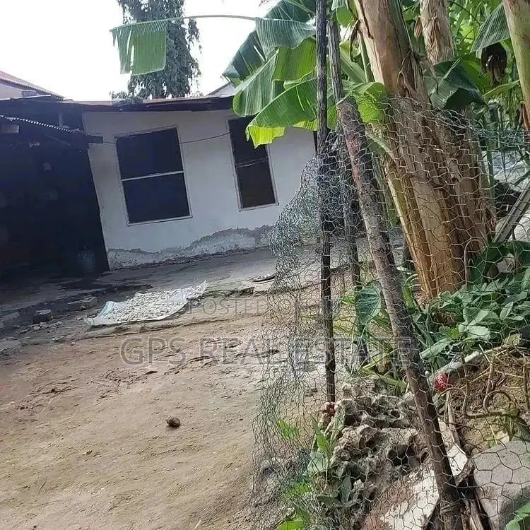 300mil ( Plot for Sale at Mbez Beach Goigi
