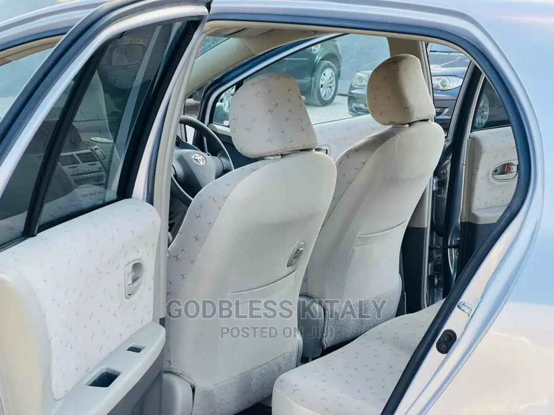 Toyota Vitz 2008 Silver
