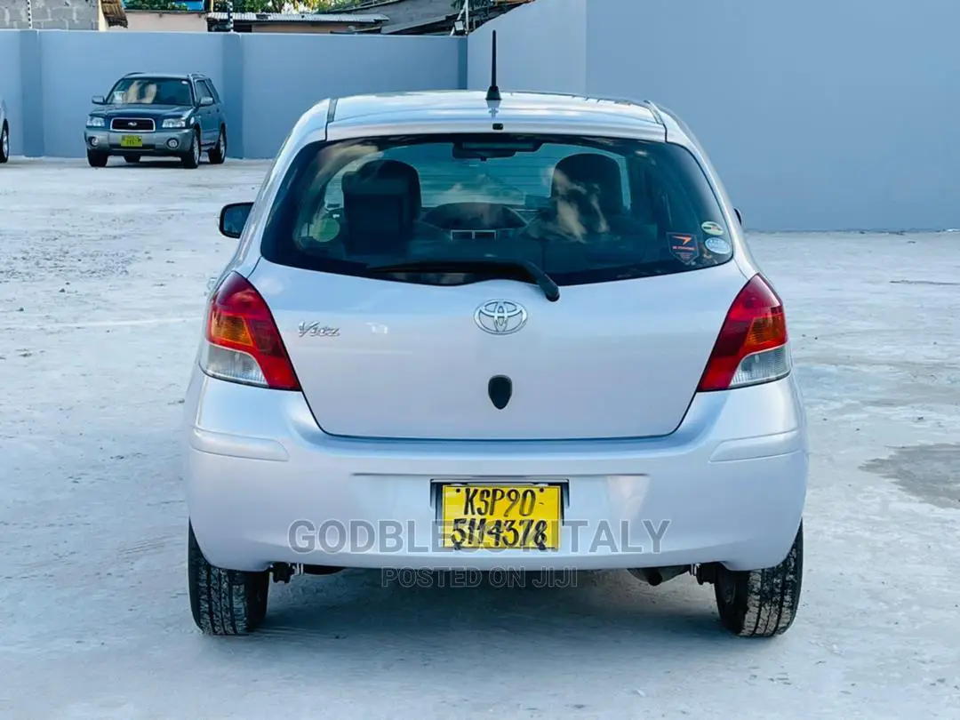 Toyota Vitz 2008 Silver