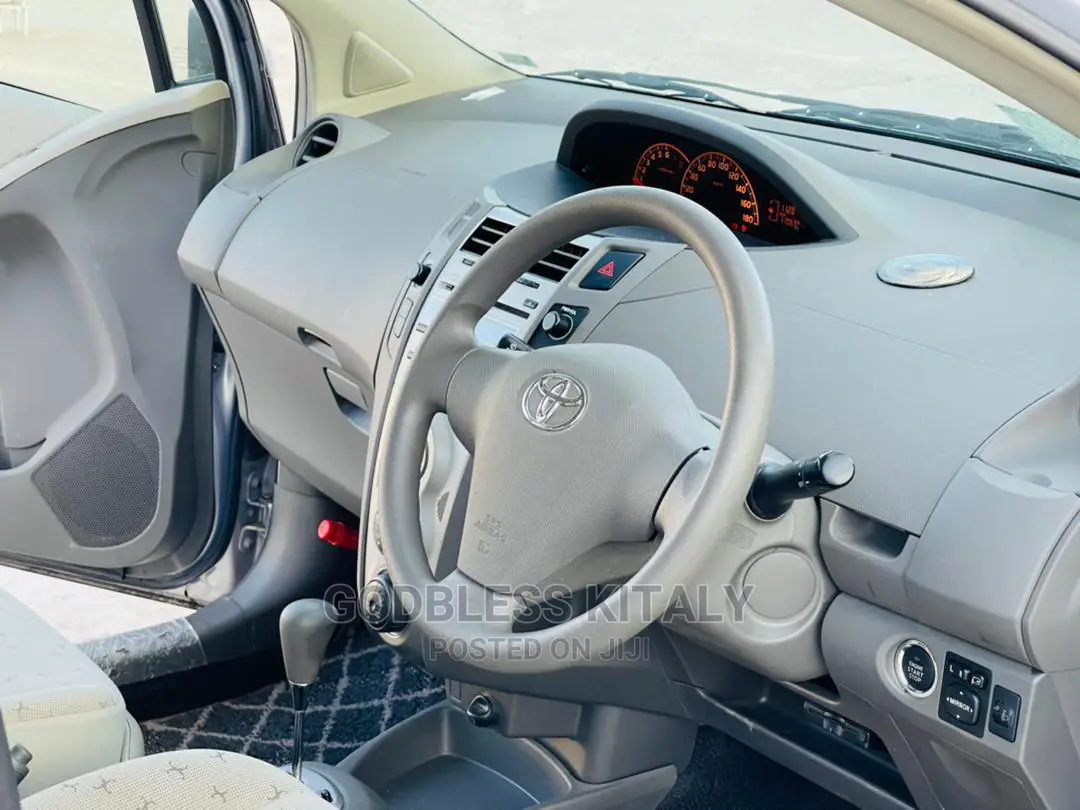 Toyota Vitz 2008 Silver