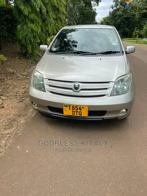 Toyota IST 2004 Gold