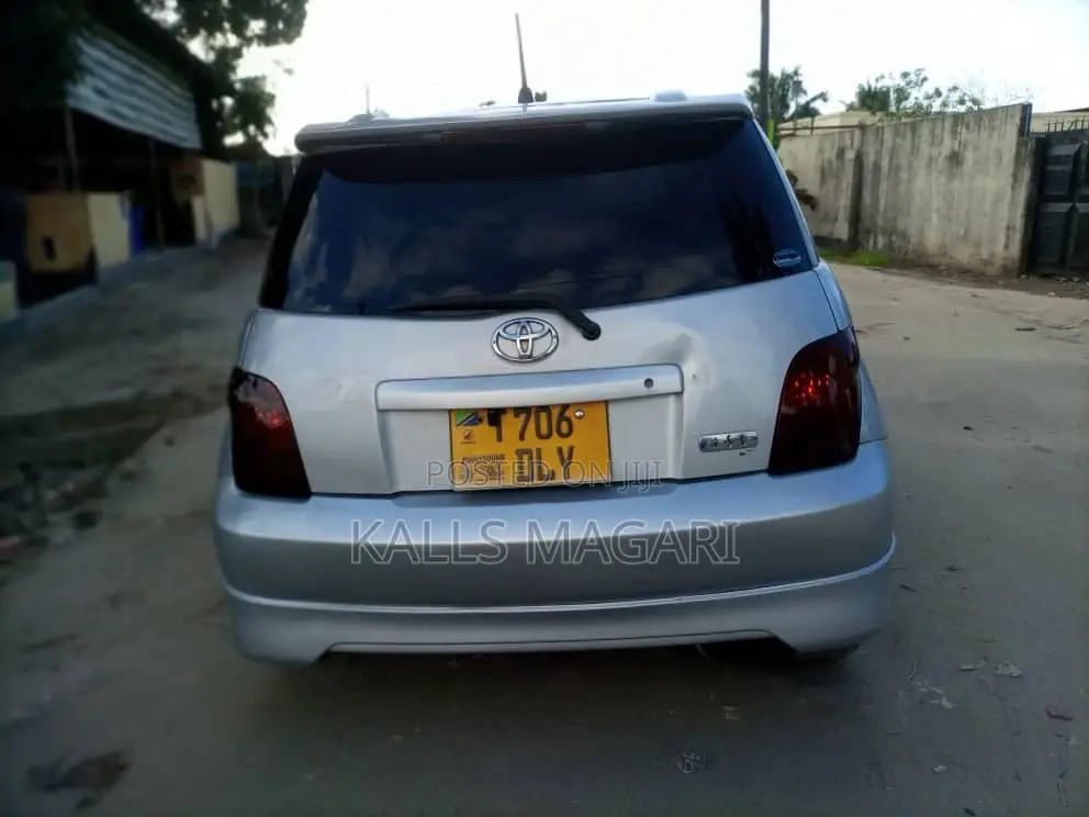 Toyota IST 2004 Silver