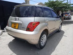 Toyota IST 2004 Gold