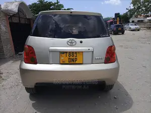 Toyota IST 2004 Gold