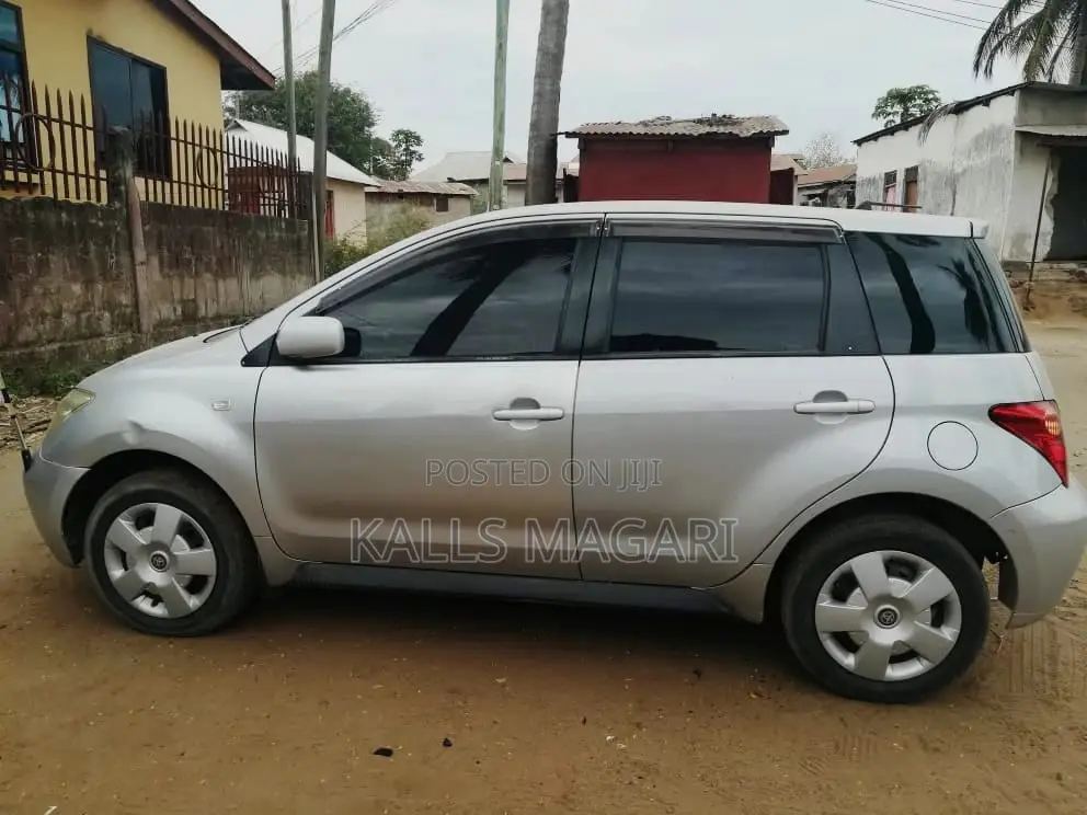 Toyota IST 2003 Silver