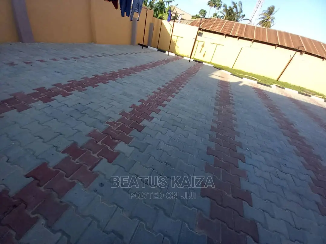 3bdrm Apartment in Kawe Round About for rent