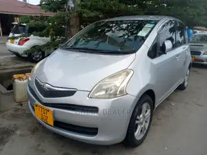 Toyota Ractis 2005 1.3 FWD Silver