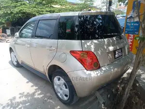 Toyota IST 2004 Gold
