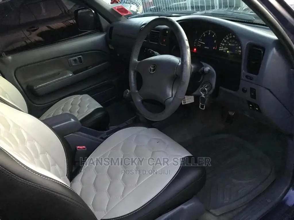 Toyota Hilux 2004 Blue