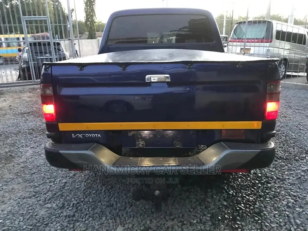 Toyota Hilux 2004 Blue