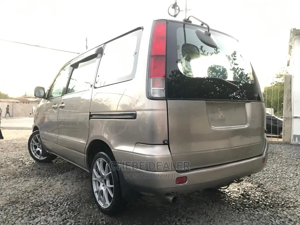 Toyota Noah 2002 2.0 AWD (8 Seater) Gold