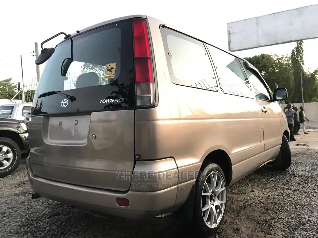 Toyota Noah 2002 2.0 AWD (8 Seater) Gold