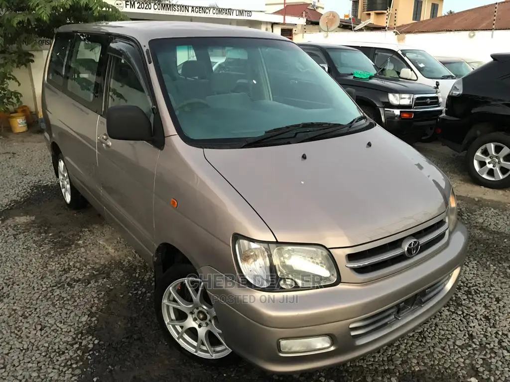 Toyota Noah 2002 2.0 AWD (8 Seater) Gold