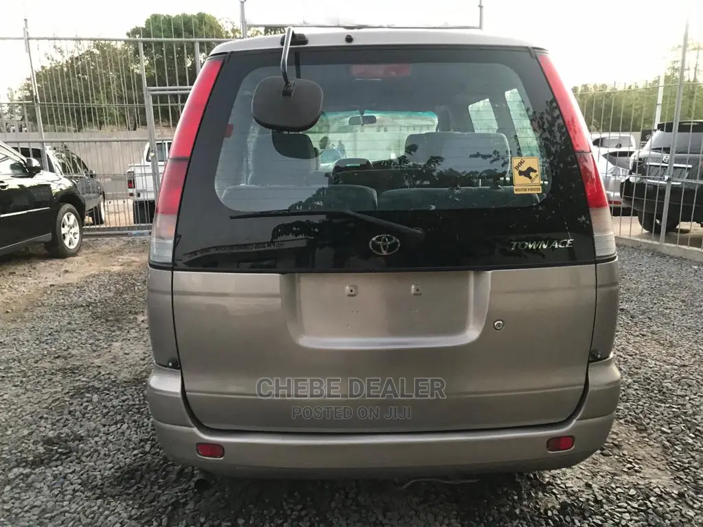 Toyota Noah 2002 2.0 AWD (8 Seater) Gold
