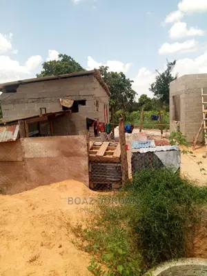 Kiwanja Na Nyumba Ya Vyumba Vitano