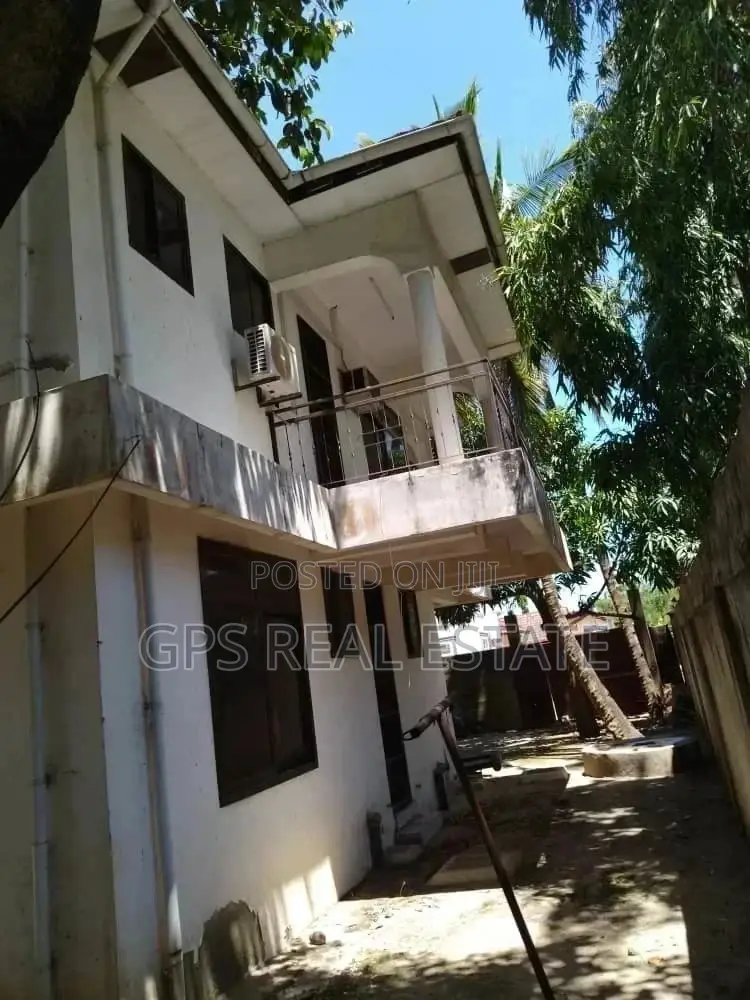7bdrm House in Peter Slayo, Kinondoni for Sale