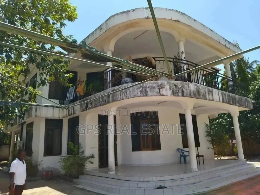 7bdrm House in Peter Slayo, Kinondoni for Sale