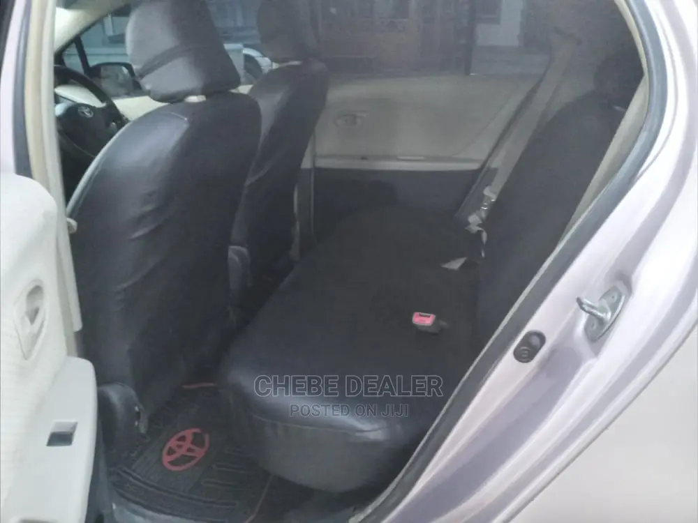 Toyota Vitz 2004 Silver