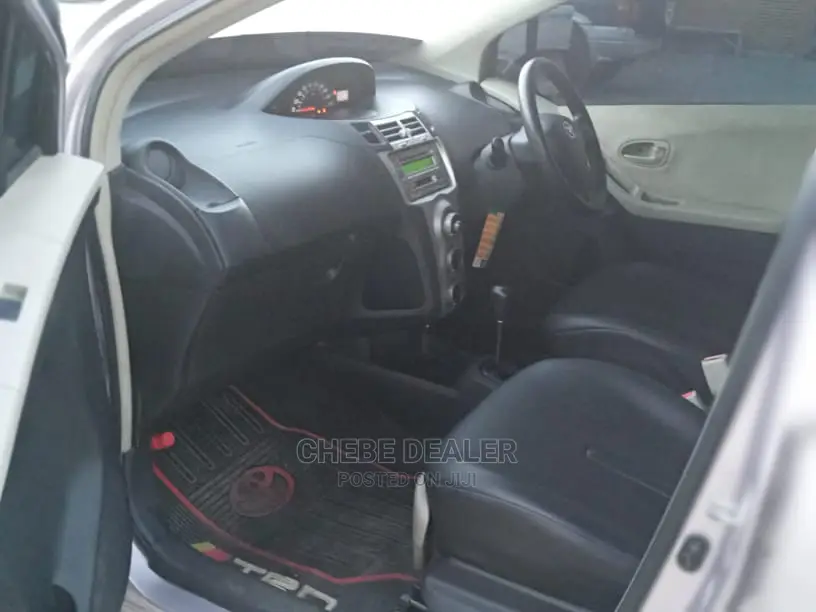 Toyota Vitz 2004 Silver