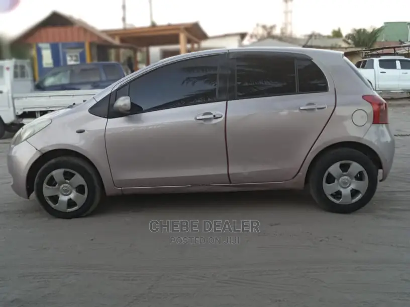Toyota Vitz 2004 Silver