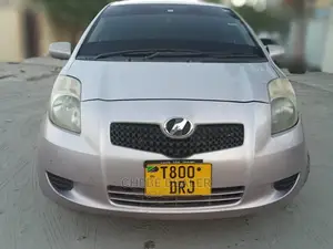Toyota Vitz 2004 Silver