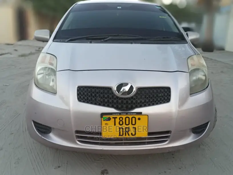 Toyota Vitz 2004 Silver