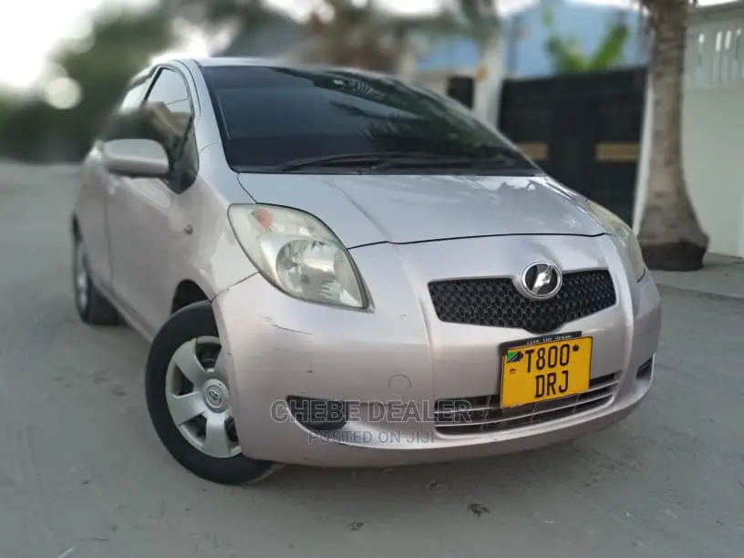Toyota Vitz 2004 Silver