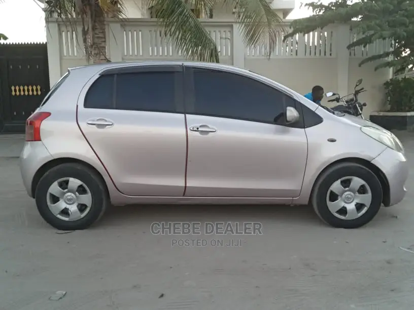 Toyota Vitz 2004 Silver