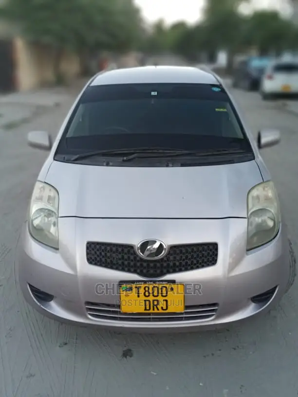 Toyota Vitz 2004 Silver