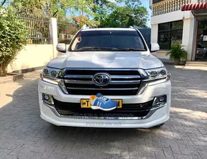 Toyota Land Cruiser 2018 4.5 V8 VXR White