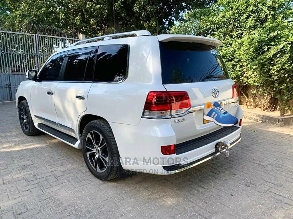 Toyota Land Cruiser 2018 4.5 V8 VXR White