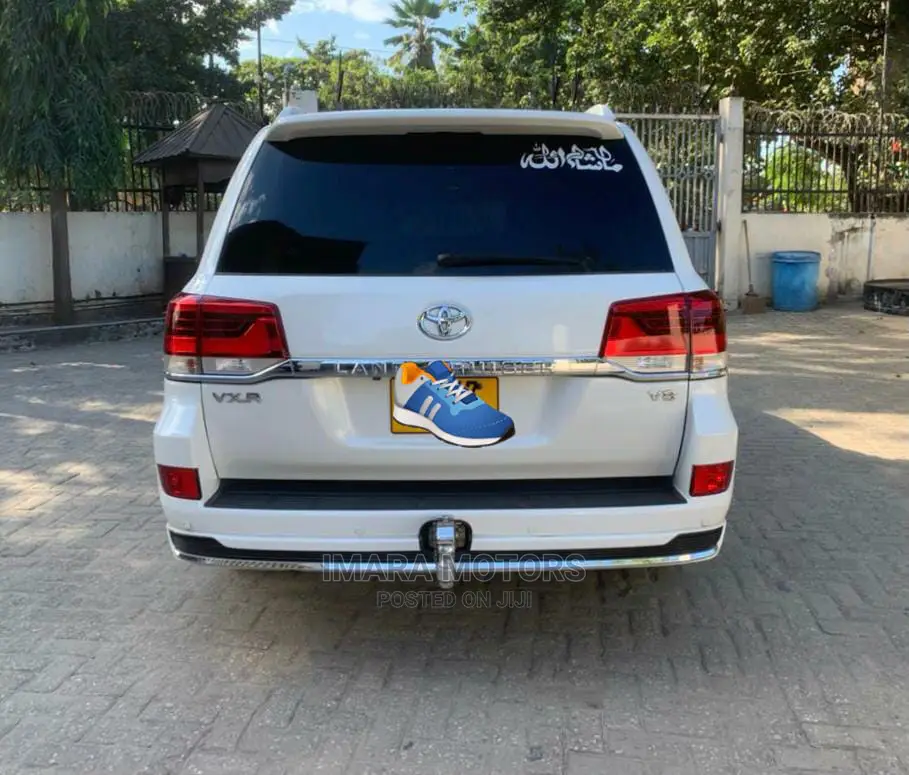 Toyota Land Cruiser 2018 4.5 V8 VXR White