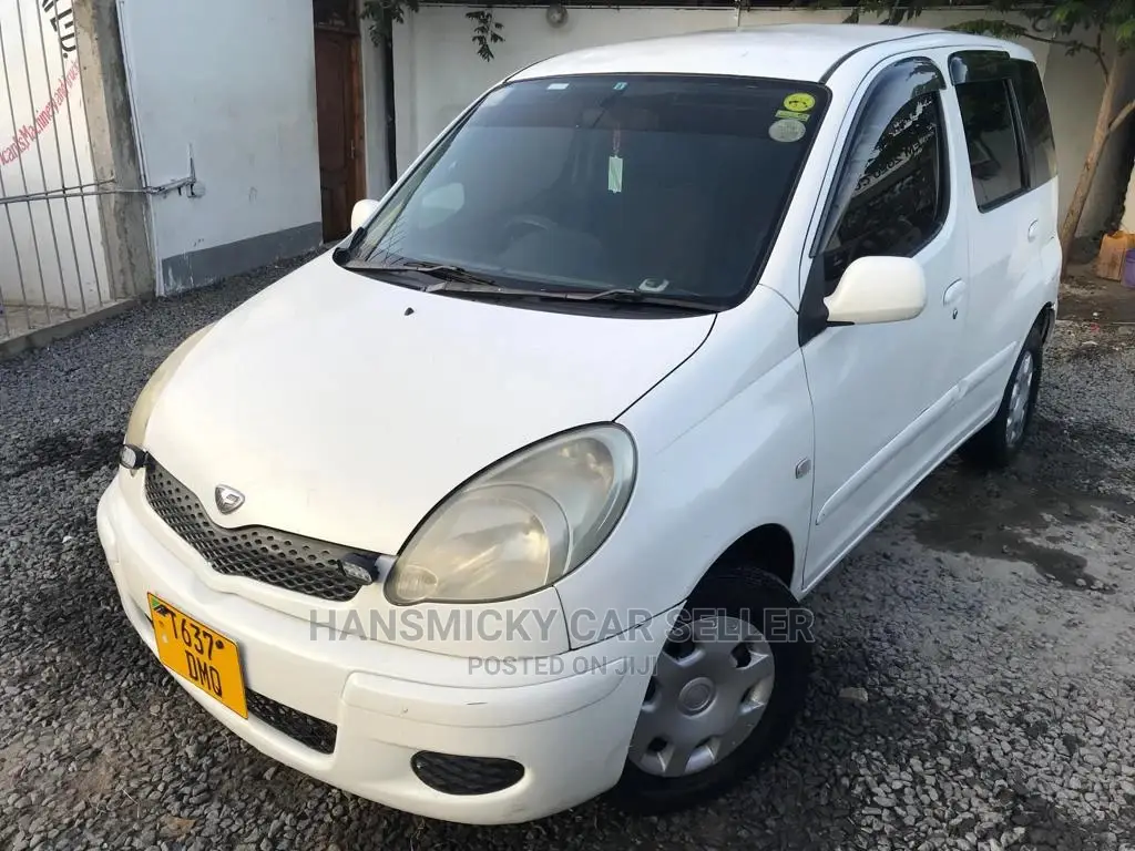 Toyota Fun Cargo 2004 White