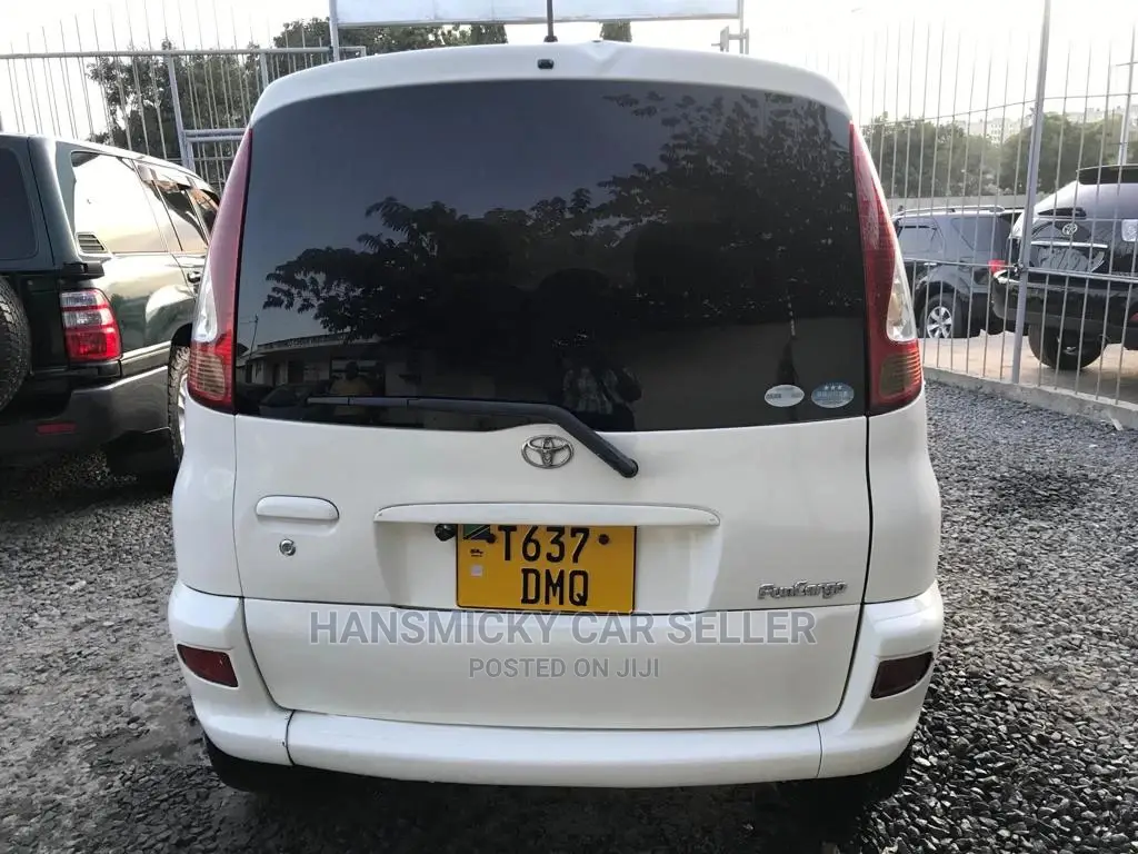 Toyota Fun Cargo 2004 White