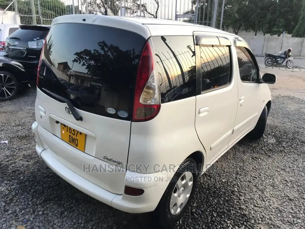 Toyota Fun Cargo 2004 White