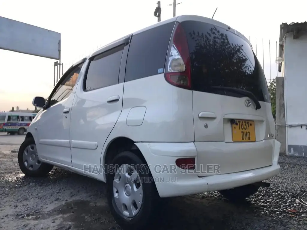 Toyota Fun Cargo 2004 White