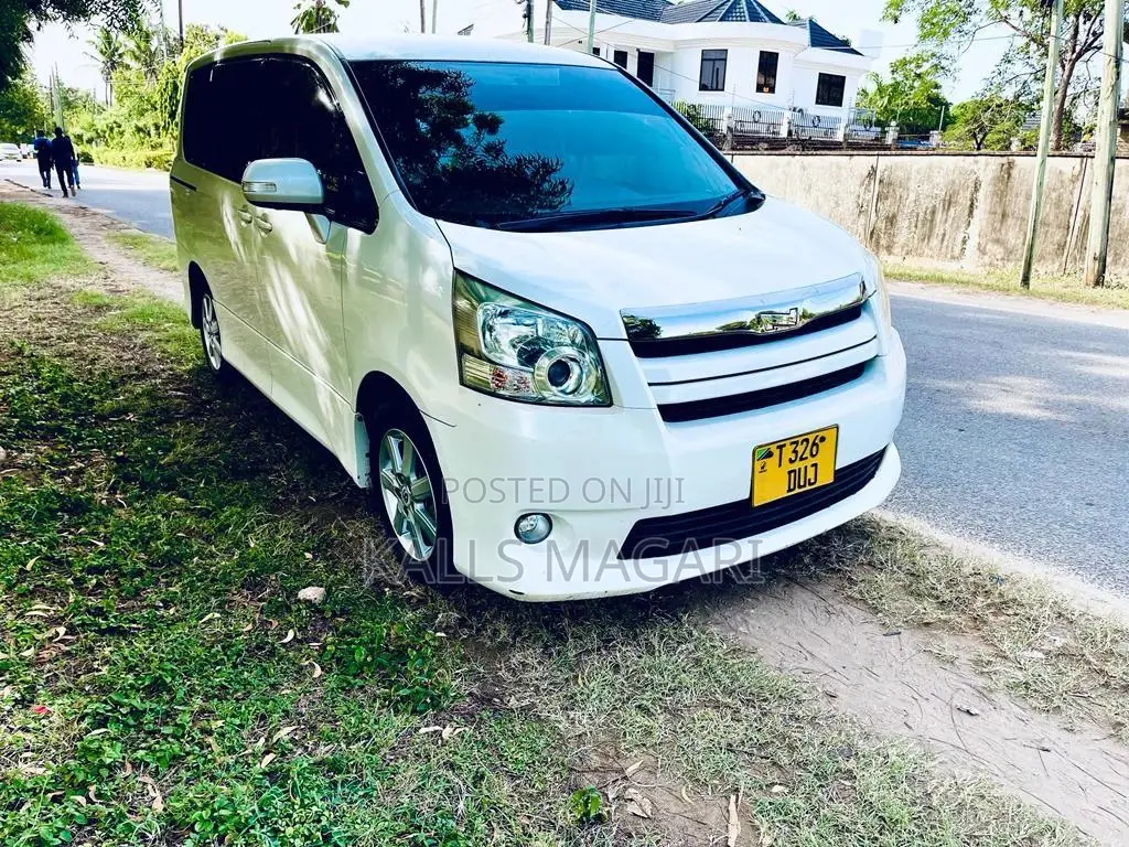 Toyota Noah 2010 White