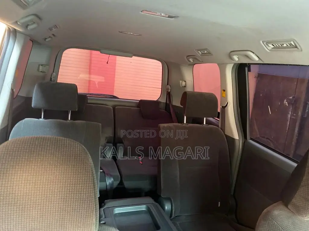 Toyota Noah 2010 White