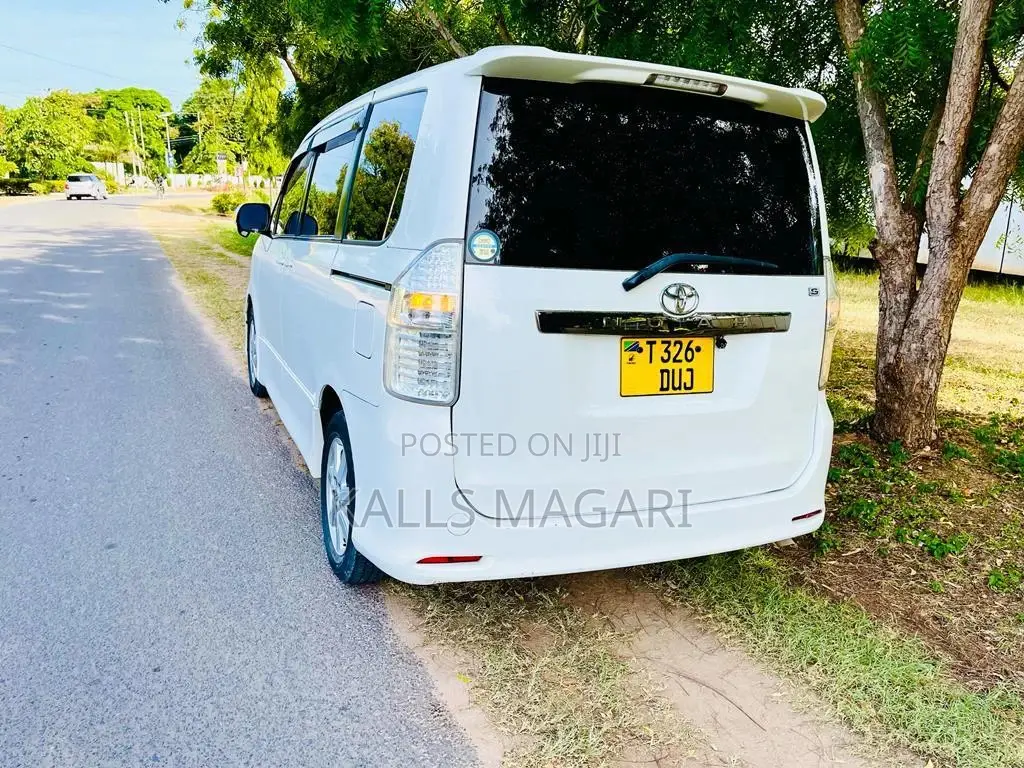Toyota Noah 2010 White