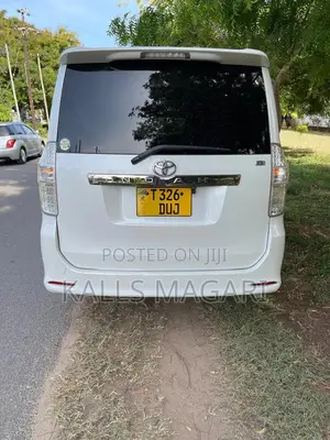 Toyota Noah 2010 White