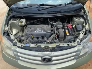 Toyota IST 2005